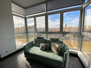 Apartament, 1 llit de matrimoni i sofà llit (1 Bedroom) | Sala d'estar | Televisor de 65 polzades amb canals per cable