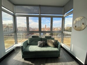 65-inch TV with cable channels - Stay U-nique Apartments Rosaleda (Málaga)