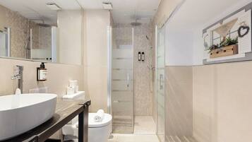 Apartamento, 1 cama de matrimonio con sofá cama (1 Bedroom) | Baño | Ducha, secador de pelo, toallas y jabón