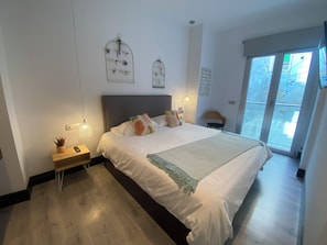 Apartament, 1 llit de matrimoni i sofà llit (1 Bedroom) | 1 dormitori, planxa i posts de planxar i roba de llit