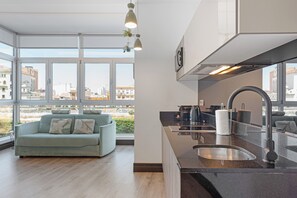Căn hộ, 1 giường cỡ queen và sofa giường (1 Bedroom) | Bếp riêng | Tủ lạnh, lò vi sóng, lò nướng, dụng cụ pha cà phê/trà 