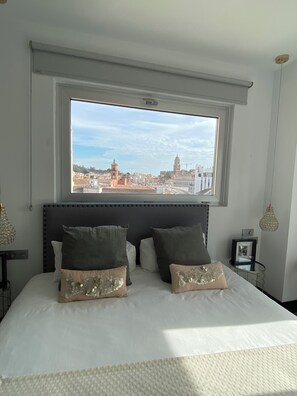 Lägenhet - 1 queensize-säng med bäddsoffa (1 Bedroom) | 1 sovrum, strykjärn/strykbräda och sängkläder