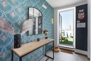 Apartamento, 1 cama de matrimonio con sofá cama (1 Bedroom) | Zona de estar | Televisión de 65 pulgadas con canales por cable