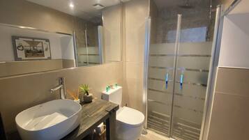 Appartement, 1 queensize bed met slaapbank (1 Bedroom) | Badkamer | Een douche, een haardroger, handdoeken, zeep