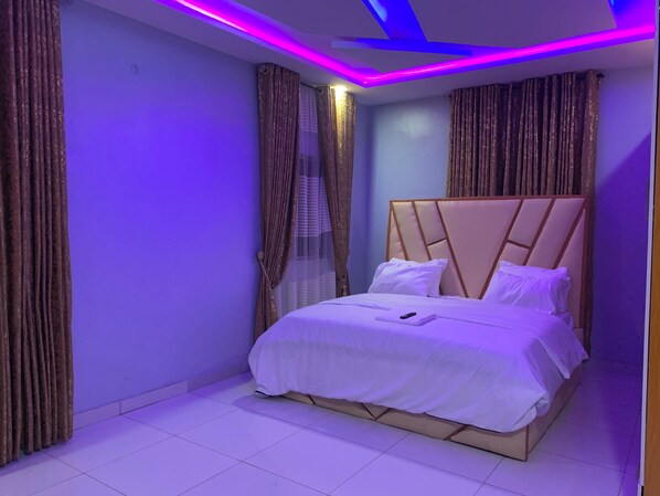 Superior Tek Büyük Yataklı Oda | Masa, dizüstü bilgisayar çalışma alanı, ses yalıtımı 