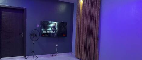 Escritorio y espacio para trabajar con laptop