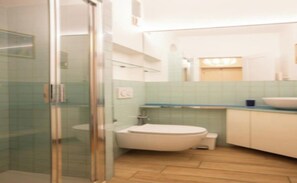 Hårtørrer, bidet, håndklæder, Sæbe