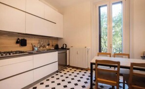 Fridge, microwave, oven, dishwasher - Elegant Milanese Retreat in the Heart of the City





 (Milano)