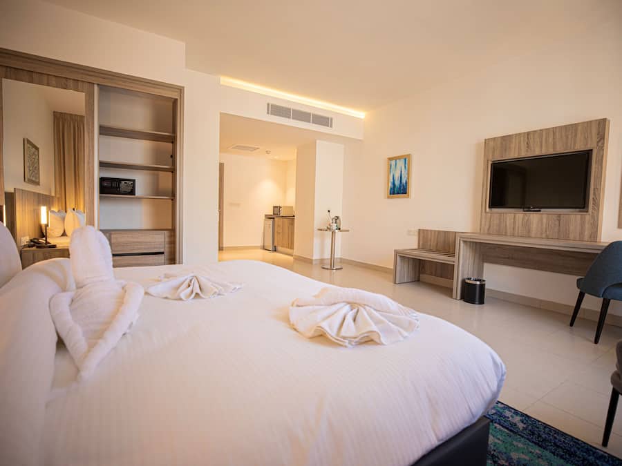 Caja de seguridad en la habitación y escritorio