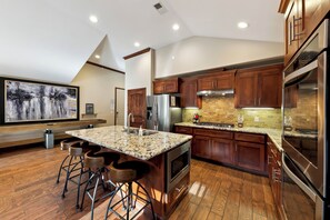 冷蔵庫、電子レンジ、オーブン、コンロ