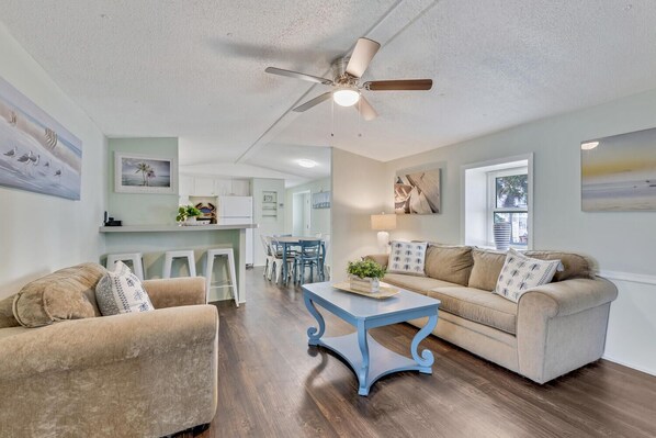 TV - SFW131: Bluefish Cottage - Charming Coastal Cottage in the heart of Pleasure Isl (Carolina Beach)
