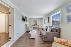 TV - SFW131: Bluefish Cottage - Charming Coastal Cottage in the heart of Pleasure Isl (Carolina Beach)