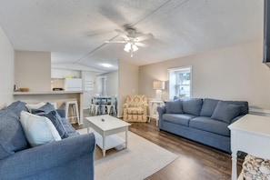 TV - SFW131: Bluefish Cottage - Charming Coastal Cottage in the heart of Pleasure Isl (Carolina Beach)