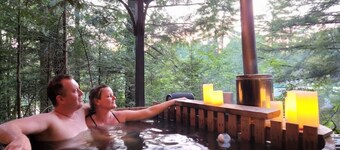 `Oda` Log Cabin with Cedar Hot Tub & Sauna on wood