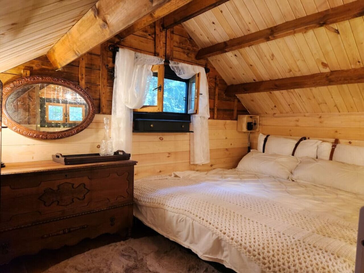 1 quarto, escrivaninha, ferros/tábuas de passar roupa, berço de viagem