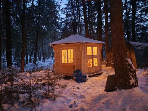 `Oda` Log Cabin with Cedar Hot Tub & Sauna on wood