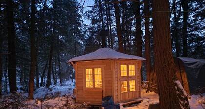 `Oda` Log Cabin with Cedar Hot Tub & Sauna on wood