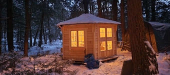 `Oda` Log Cabin with Cedar Hot Tub & Sauna on wood