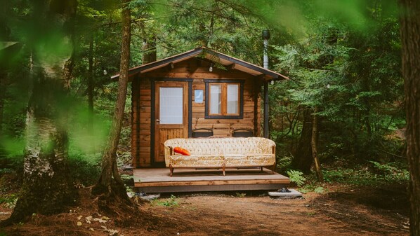 Property grounds - `Oda` Log Cabin with Cedar Hot Tub & Sauna on wood (Bracebridge)