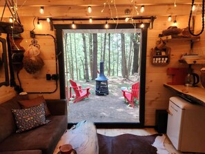 Smart-tv, een open haard, videospelletjes en boeken