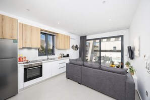 Réfrigérateur, micro-ondes, four, cafetière/bouilloire