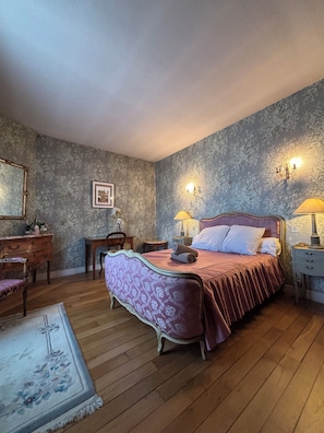 7 habitaciones, tabla de planchar con plancha y ropa de cama