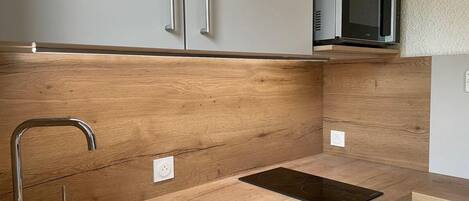 Fridge, oven, dishwasher, coffee/tea maker