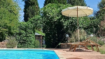 Piscina stagionale all'aperto, ombrelloni da piscina, lettini
