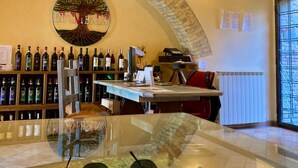 Un'area bar con una cantina, un tavolo rotondo e una sedia.