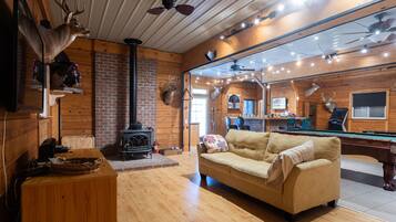 Een smart-tv en een open haard