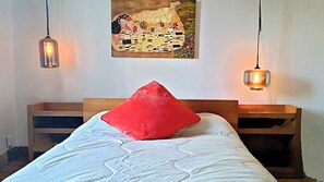 2 bedrooms, in-room safe, desk, iron/ironing board