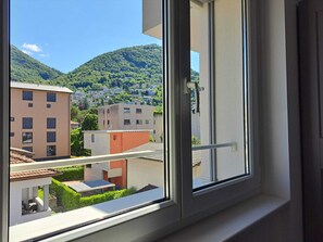 Business appartement | Woonruimte | Een 32-inch flatscreentelevisie met satellietzenders