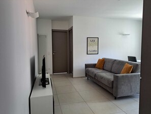 Businesshuoneisto | Oleskelualue | 32–tuumainen taulutelevisio, jossa satelliittikanavat