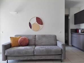 Appartement Supérieur | Coin séjour | Télévision à écran plat de 32 pouces avec chaînes par satellite