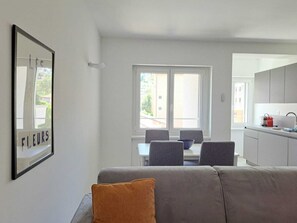 Lägenhet Business | Vardagsrum | 32-tums platt-tv med satellitkanaler