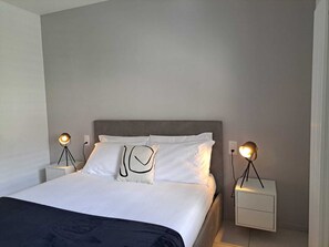 Condo básico | Edredons de pluma, ferros/tábuas de passar roupa, berços (sobretaxa)