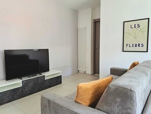 Condo empresarial | Área de sala de estar | Televisión de pantalla plana de 32 pulgadas con canales vía satélite