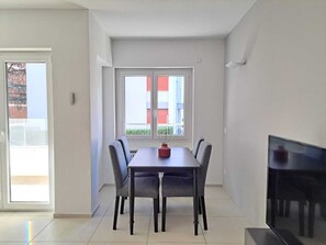 Apartemen Klasik | Area keluarga | Televisi layar datar 32-inci dengan saluran TV satelit