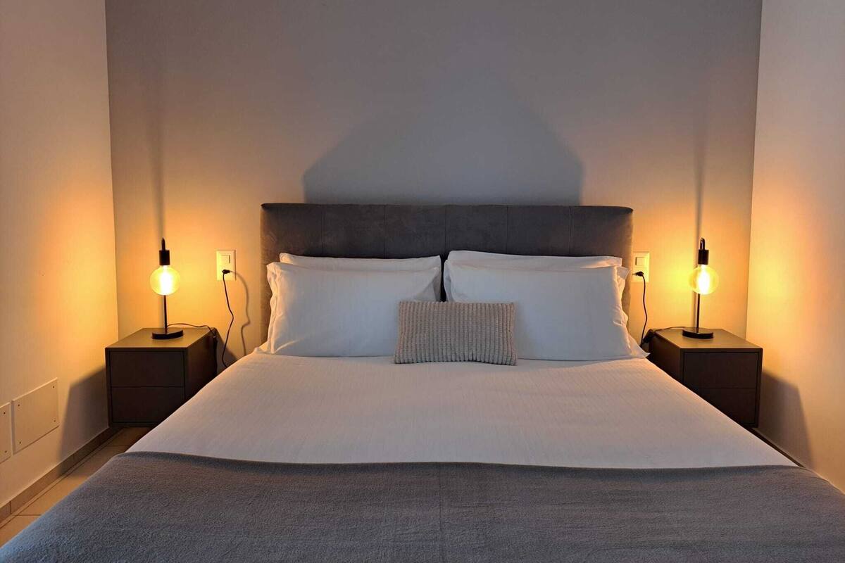 Deluxe Condo, Balcony | 1 bilik tidur, gebar bulu kapas, seterika/papan seterika