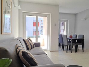 Classic Apartment | Living area | 32-inch flat-screen TV with satellite channels - Urban Apartments  (Lugano)