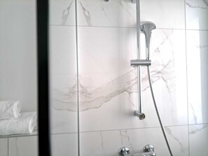 Condo tradicional | Baño | Regadera, secadora de cabello, toallas, jabón 