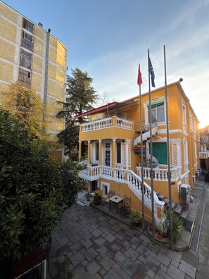 Konaklama yerinin ön cephesi