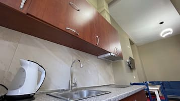 Family Apartment, Non Smoking, Kitchenette | Private kitchen | Mini-fridge, electric kettle, highchair