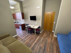 Family Apartment, Non Smoking, Kitchenette | Living area