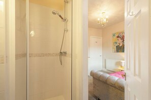 Douche, sèche-cheveux, serviettes fournies