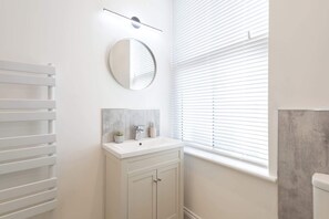 淋浴设施、吹风机、毛巾