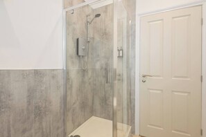 Shower, hair dryer, towels - Host & Stay | Apartment 3, King's Court (Scarborough)