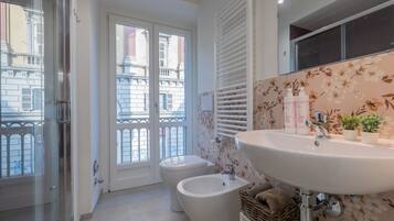 Comfort Apartment | Bathroom | Shower, hair dryer, bidet, towels