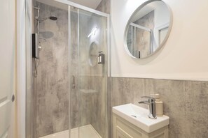 Douche, sèche-cheveux, serviettes fournies