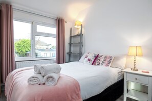 2 bedrooms, desk, iron/ironing board, WiFi